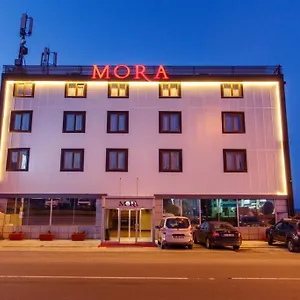 Hotel Mora, Cimenli